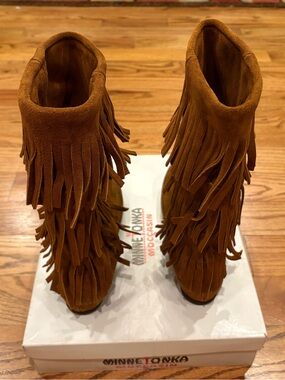 Minnetonka brown Suede Triple Fringe Moccasin Boots Sz 6 NWT